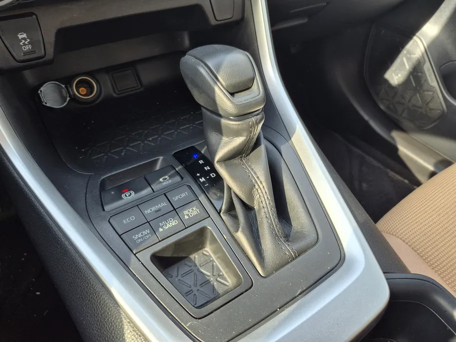 2022 تويوتا RAV4 LE 