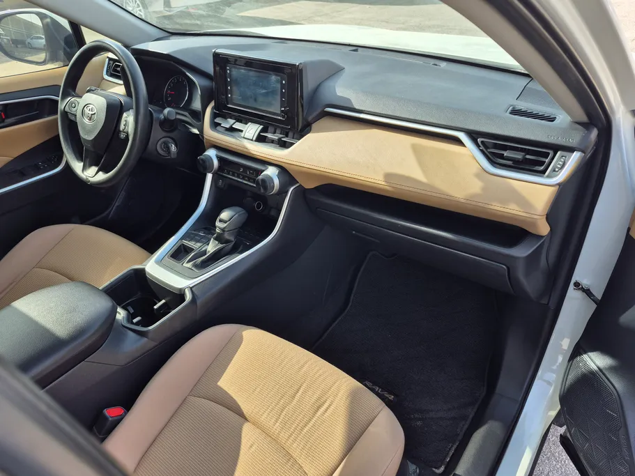 2022 تويوتا RAV4 LE 