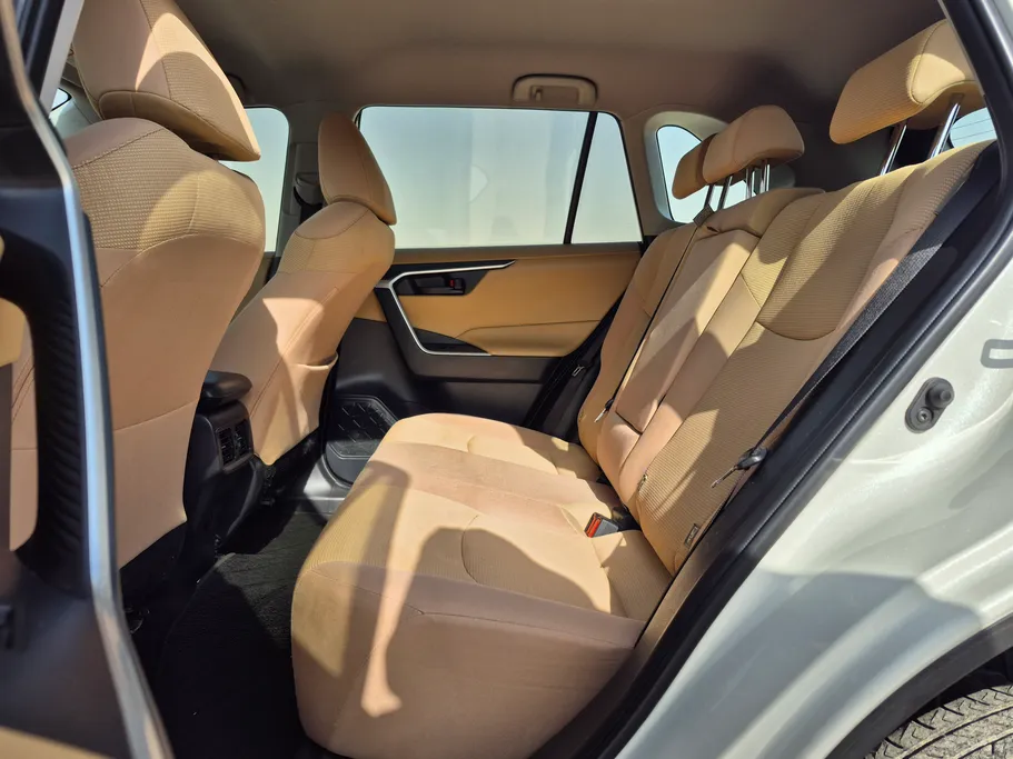 2022 تويوتا RAV4 LE 