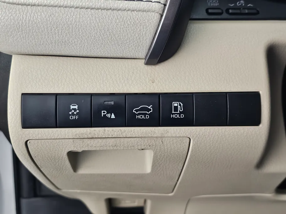 تويوتا كامري LE HEV 2022 