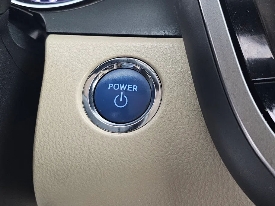 تويوتا كامري LE HEV 2022 