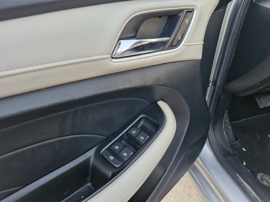 ام جي 5 COM 2022 