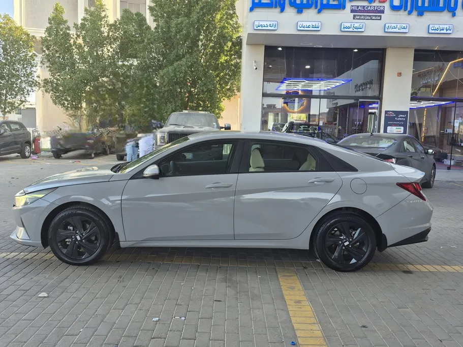 2023 Hyundai Elantra Smart 
