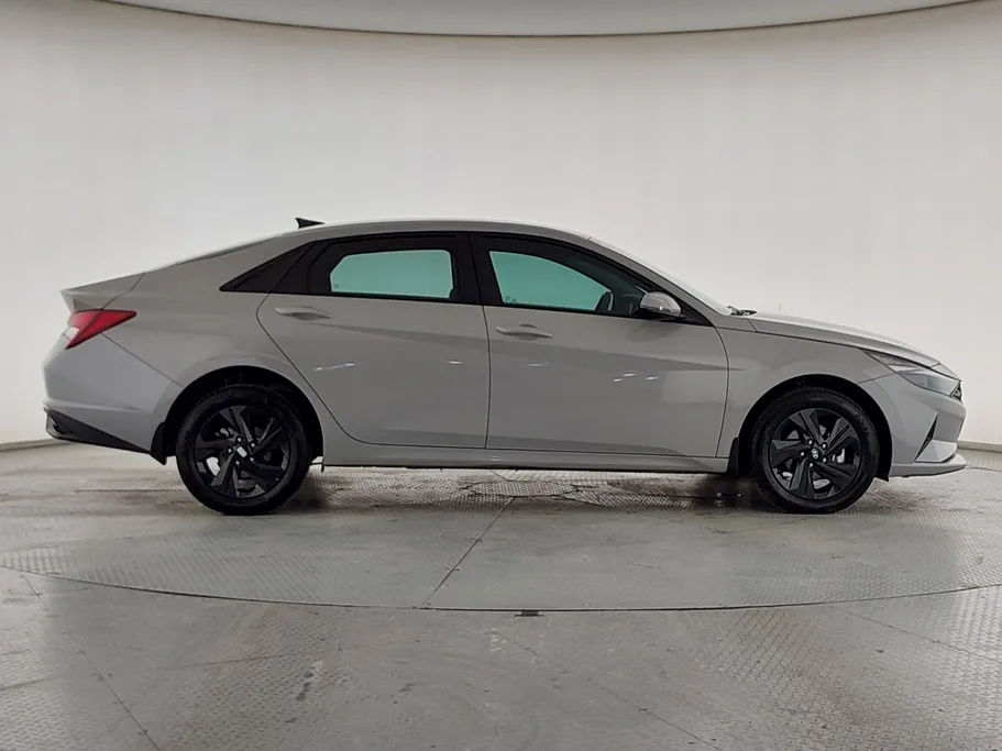 2023 Hyundai Elantra Smart 