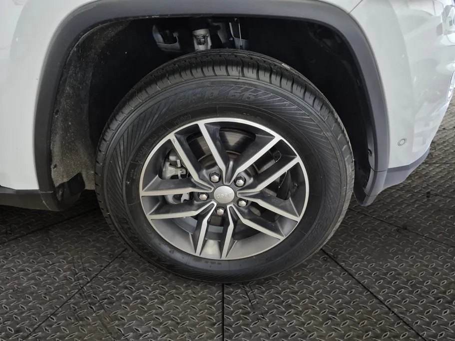 جيب جراند شيروكي لاريدو 2021 