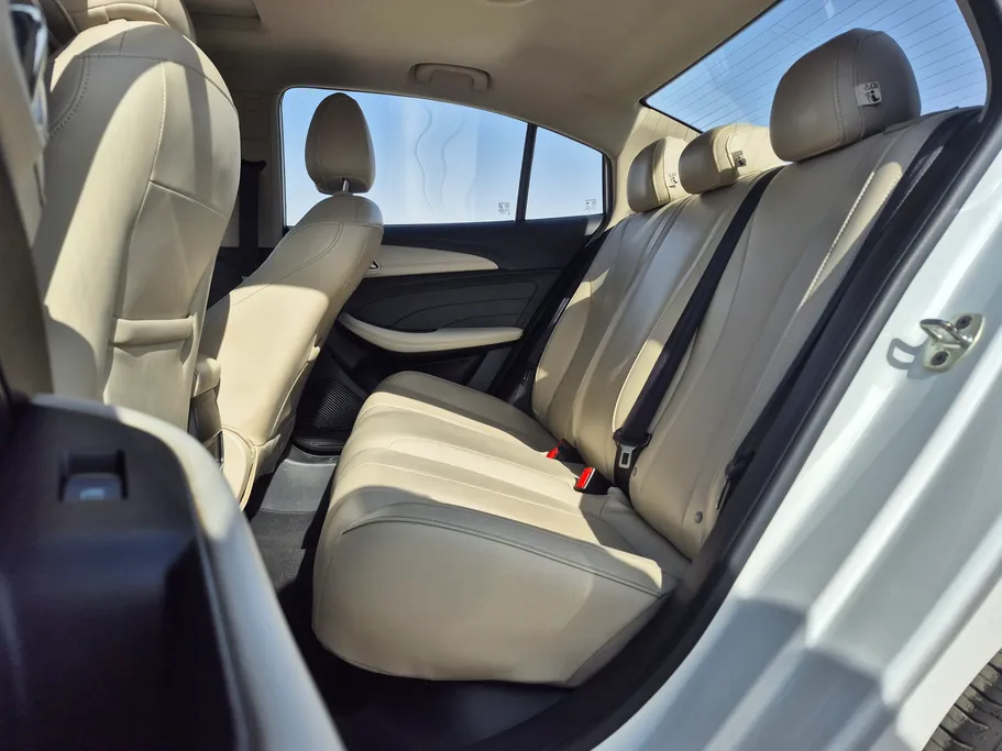 ام جي 5 LUX 2023 