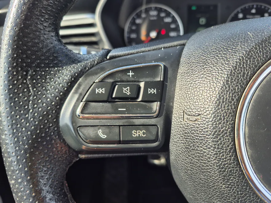 ام جي 5 LUX 2023 