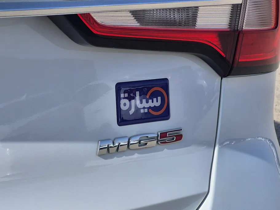 ام جي 5 LUX 2023 