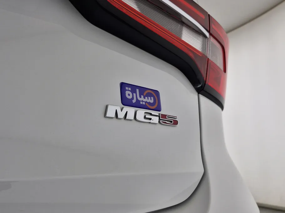 ام جي 5 LUX 2023 