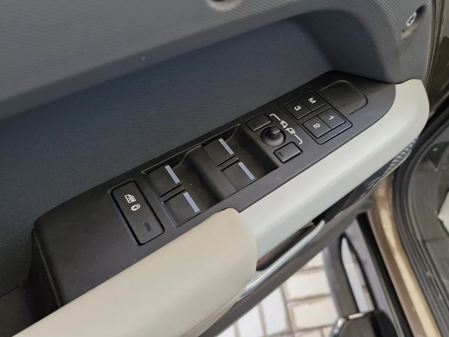 لاند روفر ديفندر P300 S 2024 