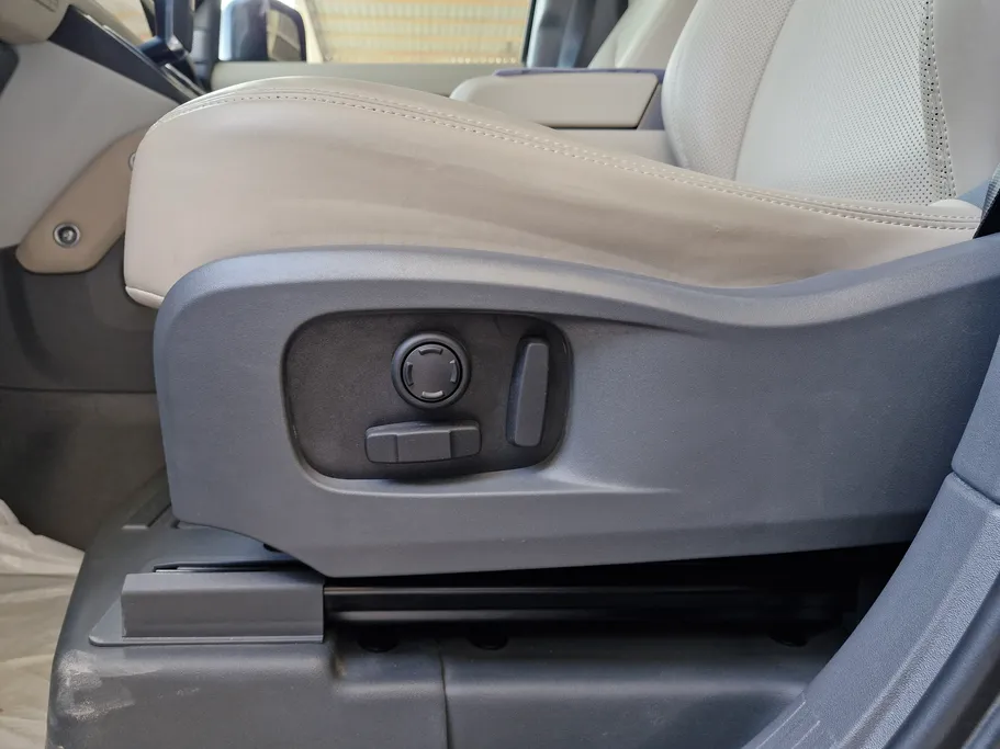 لاند روفر ديفندر P300 S 2024 