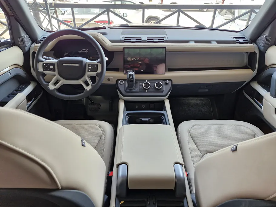لاند روفر ديفندر P300 S 2024 