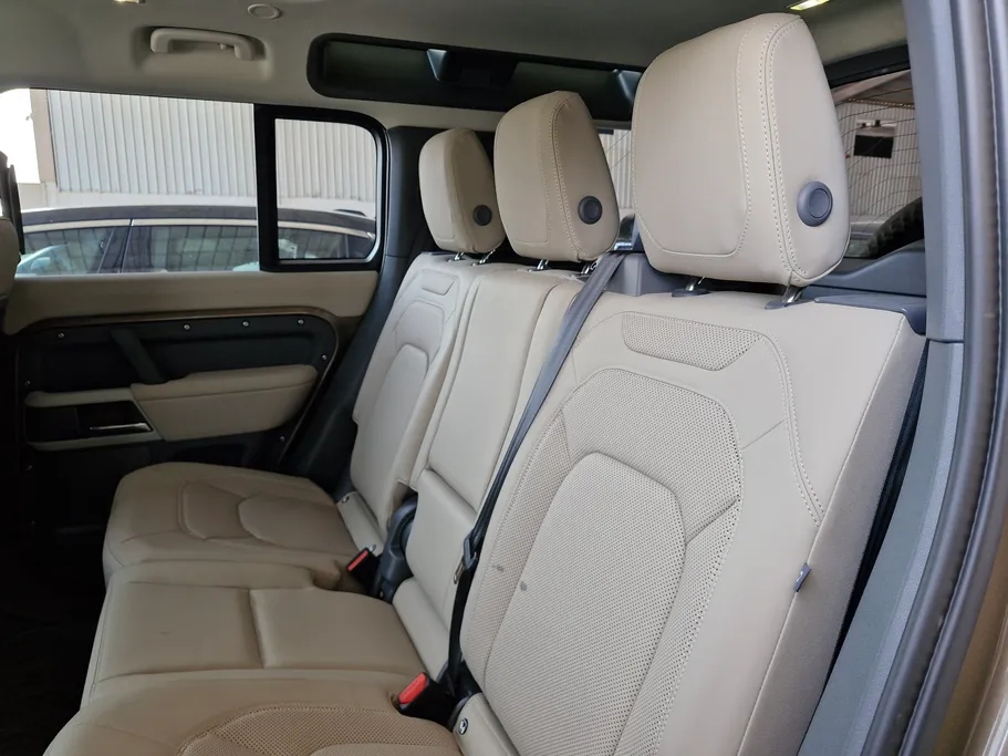 لاند روفر ديفندر P300 S 2024 