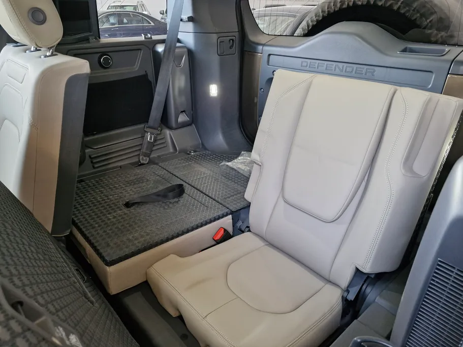 لاند روفر ديفندر P300 S 2024 