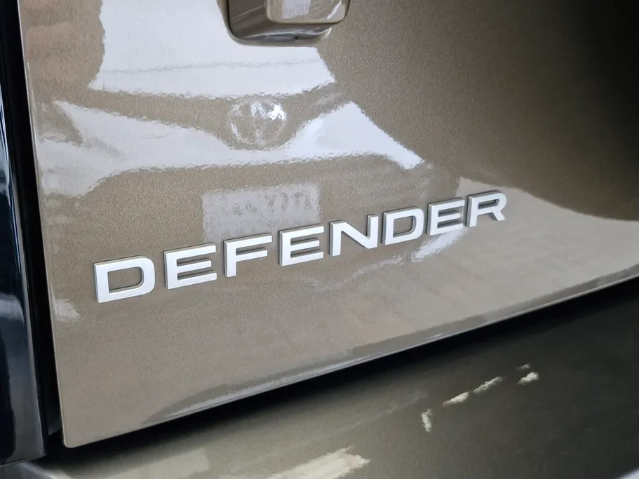 لاند روفر ديفندر P300 S 2024 