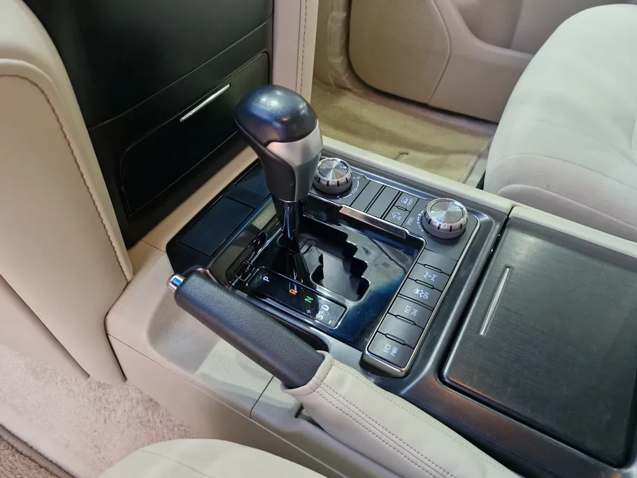 تويوتا لاندكروزر Grand Touring 2021 