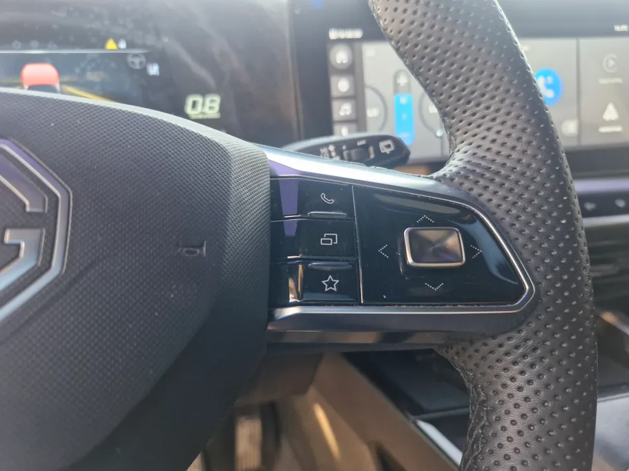 ام جي وان LUX 2023 