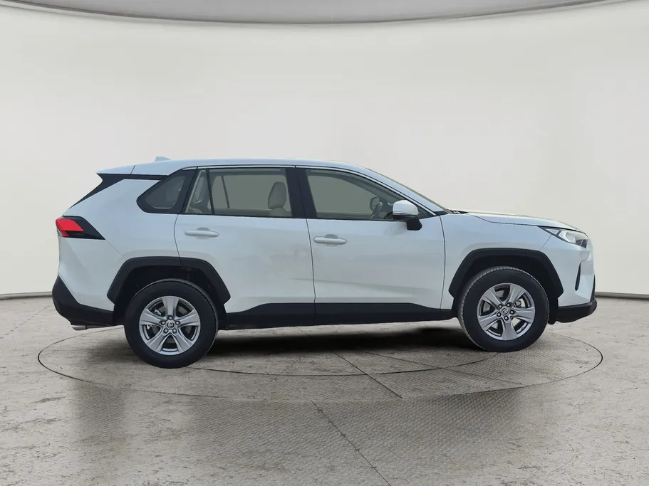2023 تويوتا RAV4 LE 