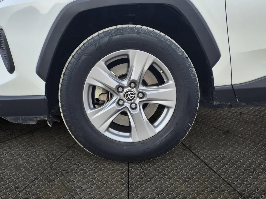 2023 تويوتا RAV4 LE 