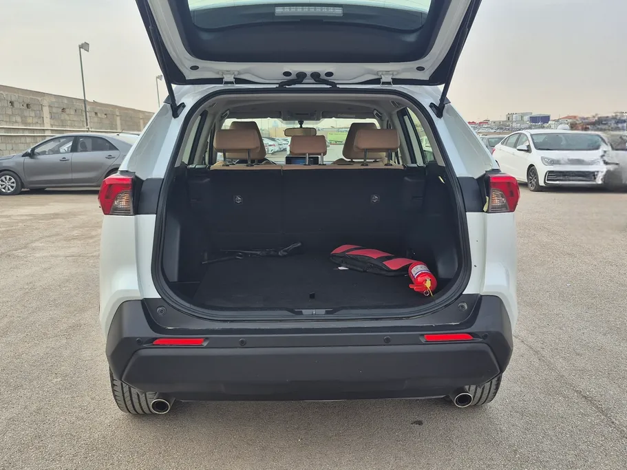 2023 تويوتا RAV4 LE 