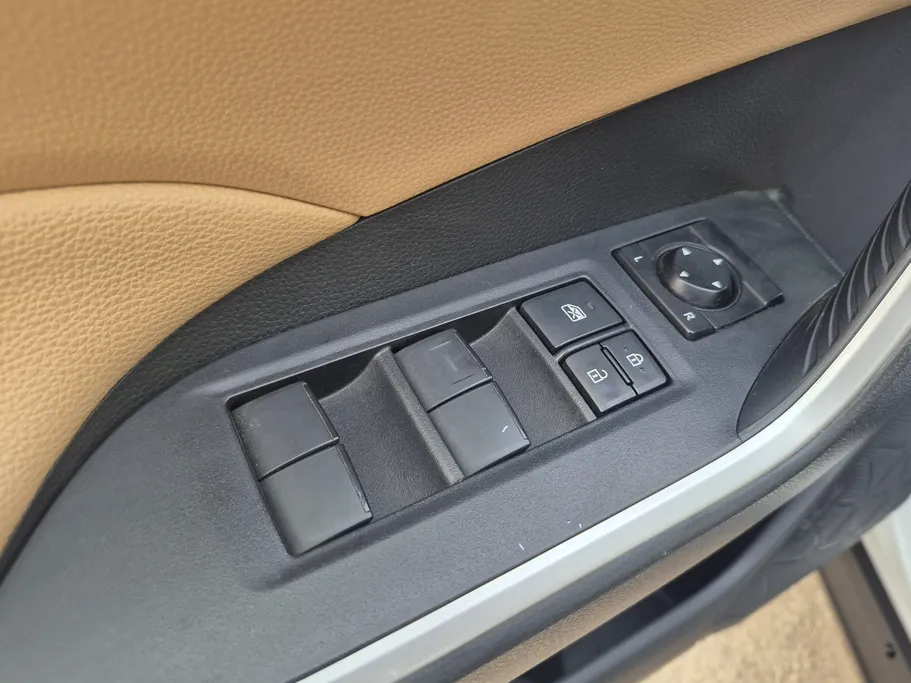 2023 تويوتا RAV4 LE 