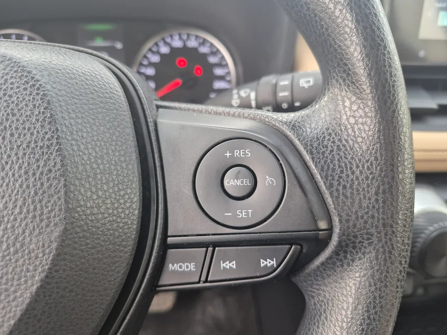 2023 تويوتا RAV4 LE 