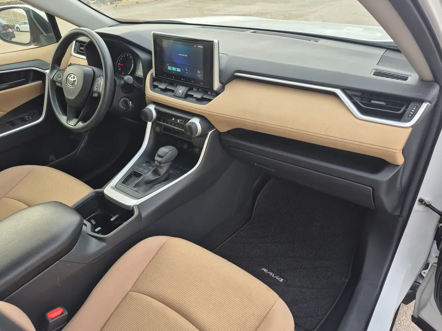 2023 تويوتا RAV4 LE 