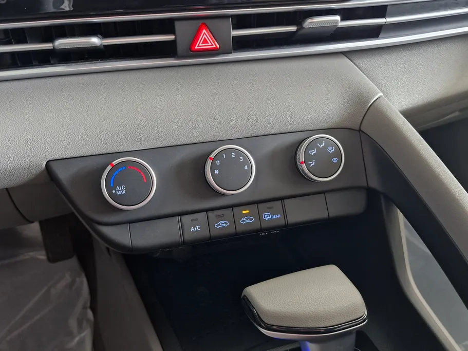 2022 Hyundai Elantra Smart 