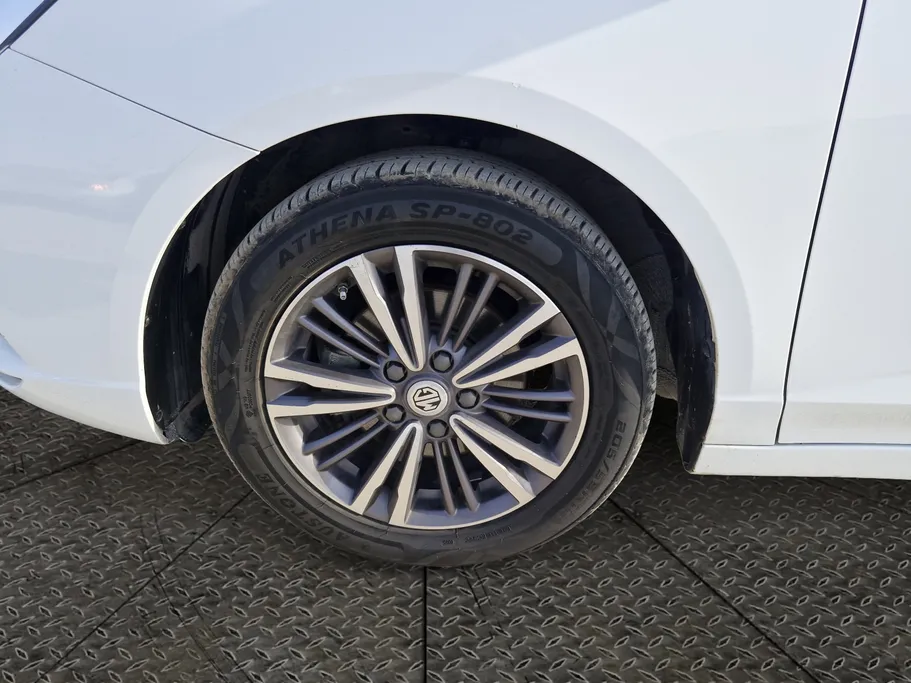 ام جي 5 LUX 2023 