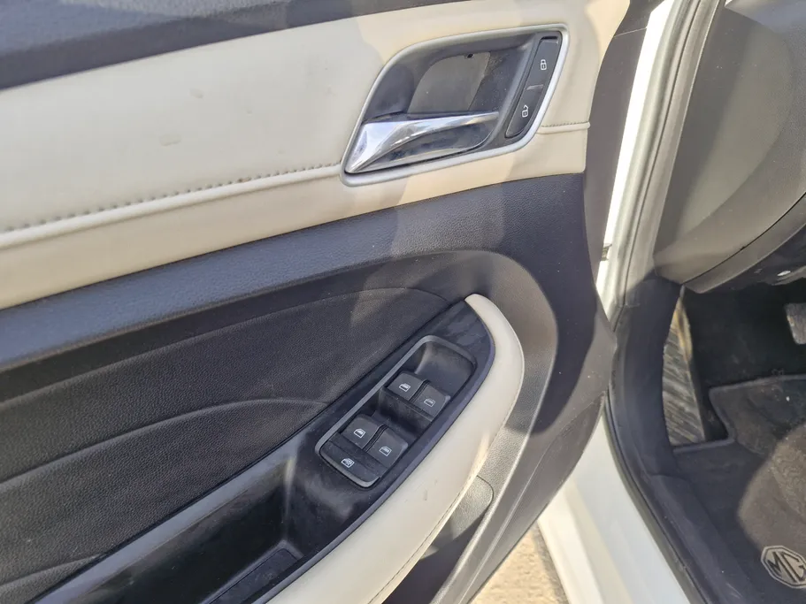 ام جي 5 LUX 2023 