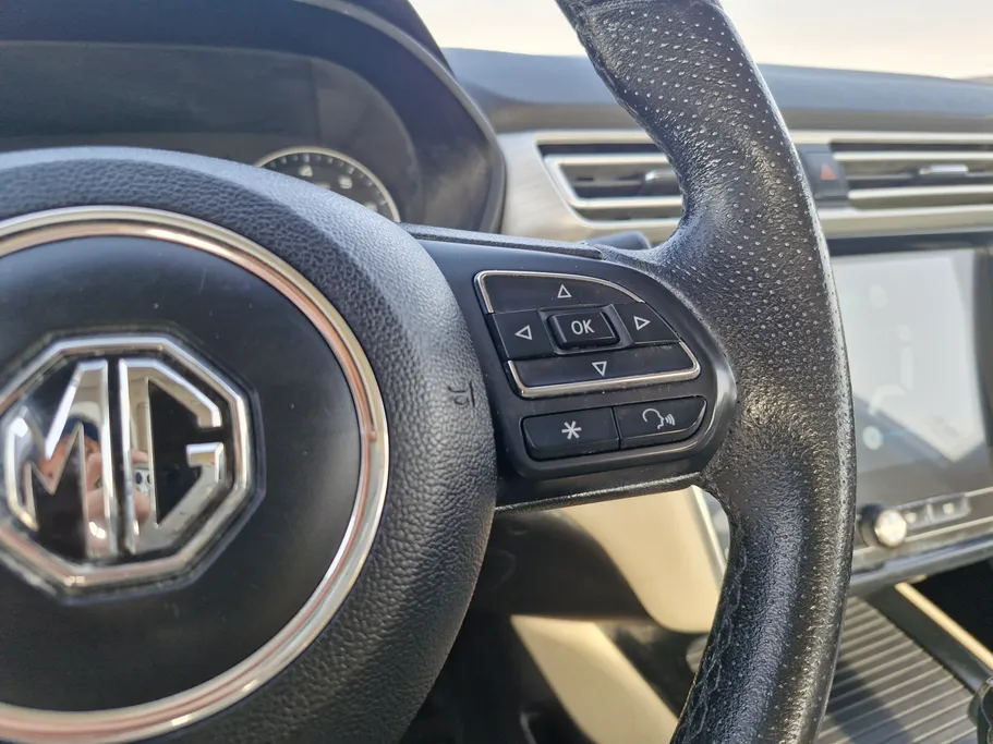 ام جي 5 LUX 2023 