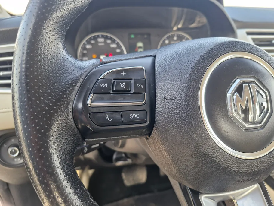 ام جي 5 LUX 2023 