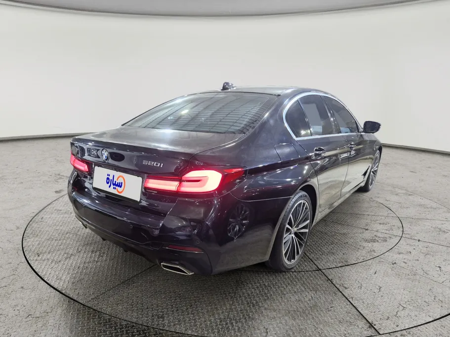 بي ام دبليو الفئة الخامسة 520i 2022 