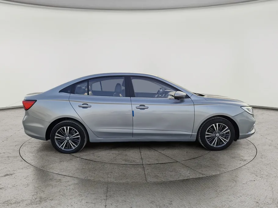 ام جي 5 LUX 2023 