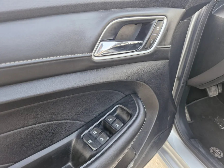 ام جي 5 LUX 2023 