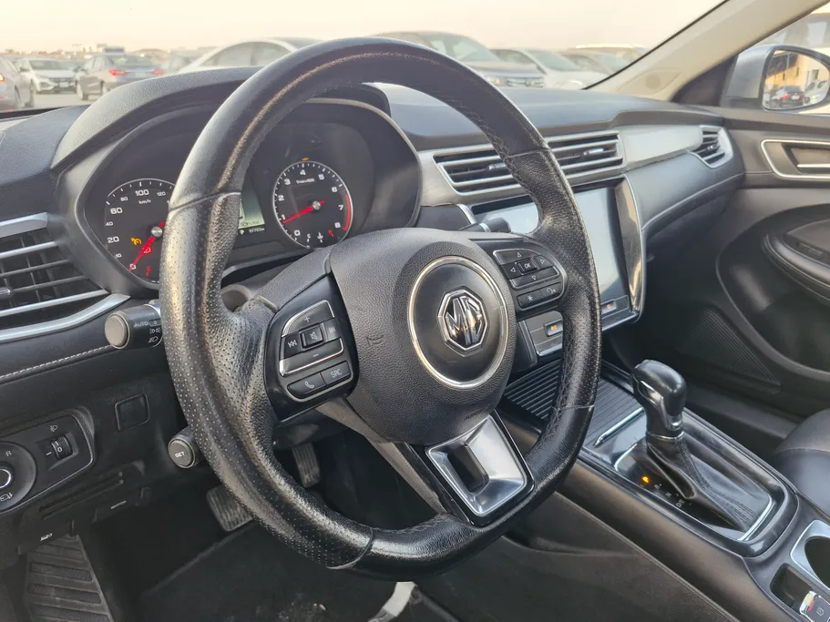 ام جي 5 LUX 2023 