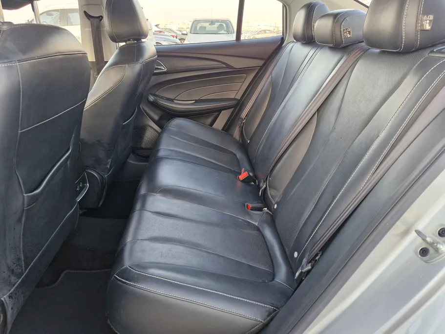 ام جي 5 LUX 2023 