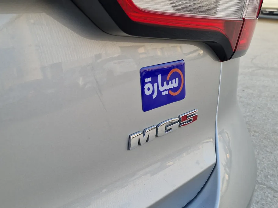 ام جي 5 LUX 2023 