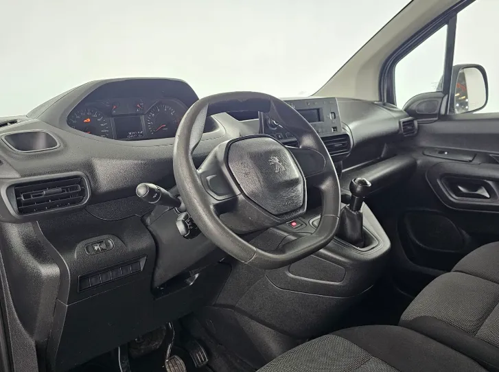 2022 Peugeot Partner Short van 