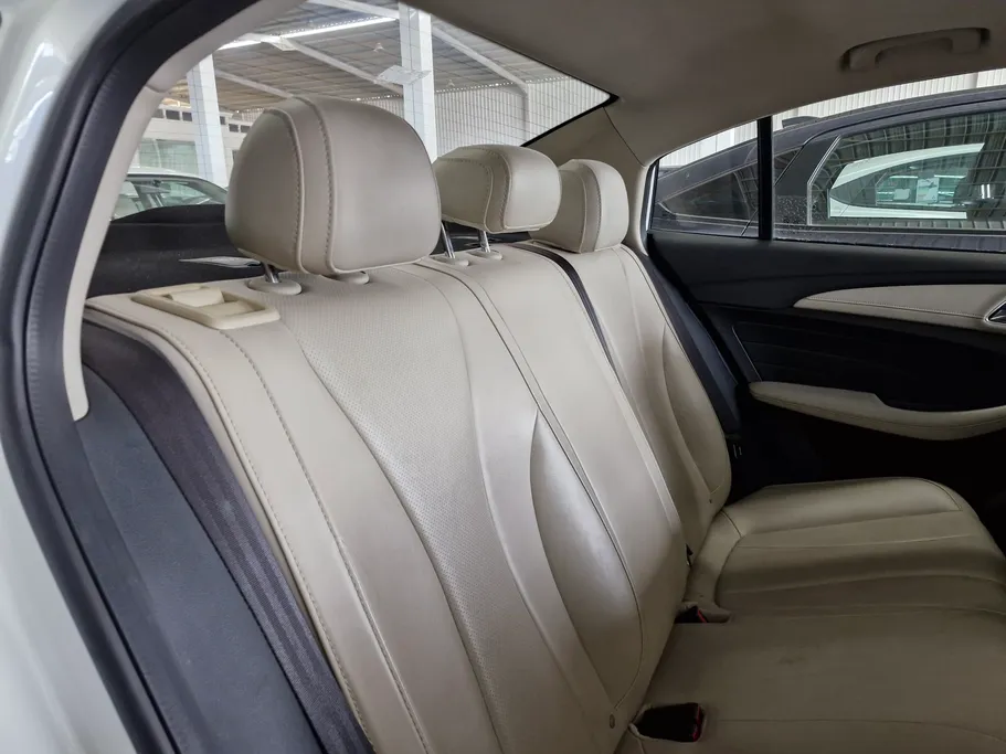 ام جي 5 LUX 2023 