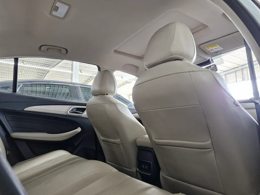 ام جي 5 LUX 2023 