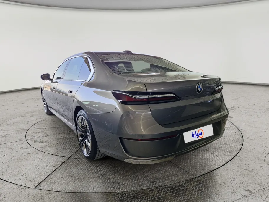 بي ام دبليو الفئة السابعة 735i 2023 