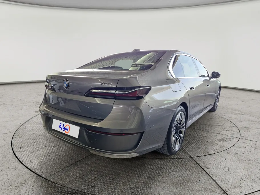 بي ام دبليو الفئة السابعة 735i 2023 