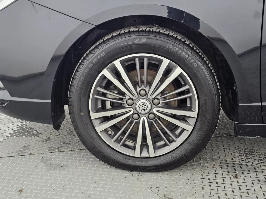 ام جي 5 LUX 2023 