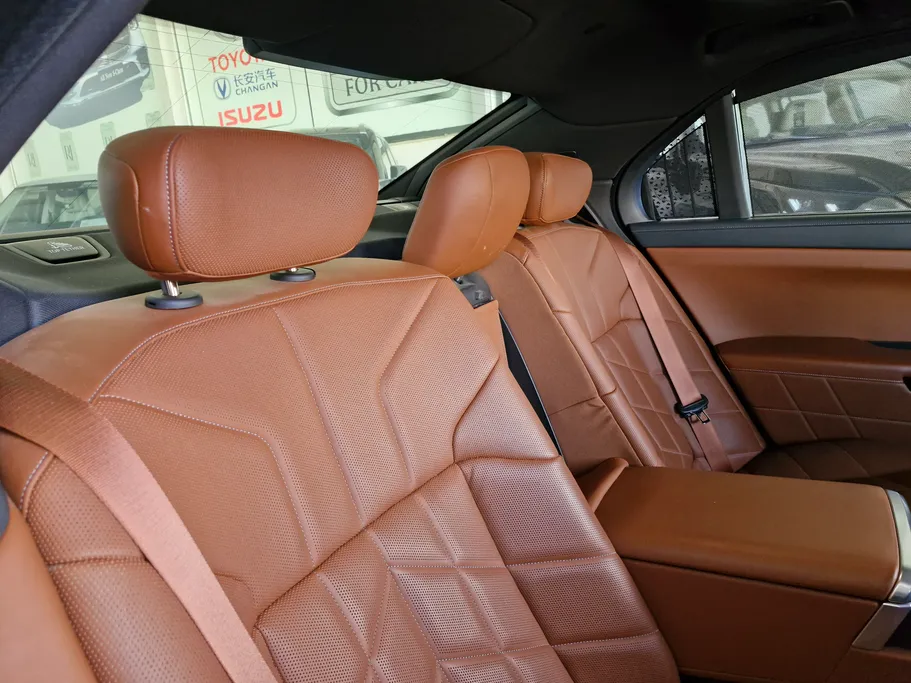 بي ام دبليو الفئة السابعة 735i 2023 