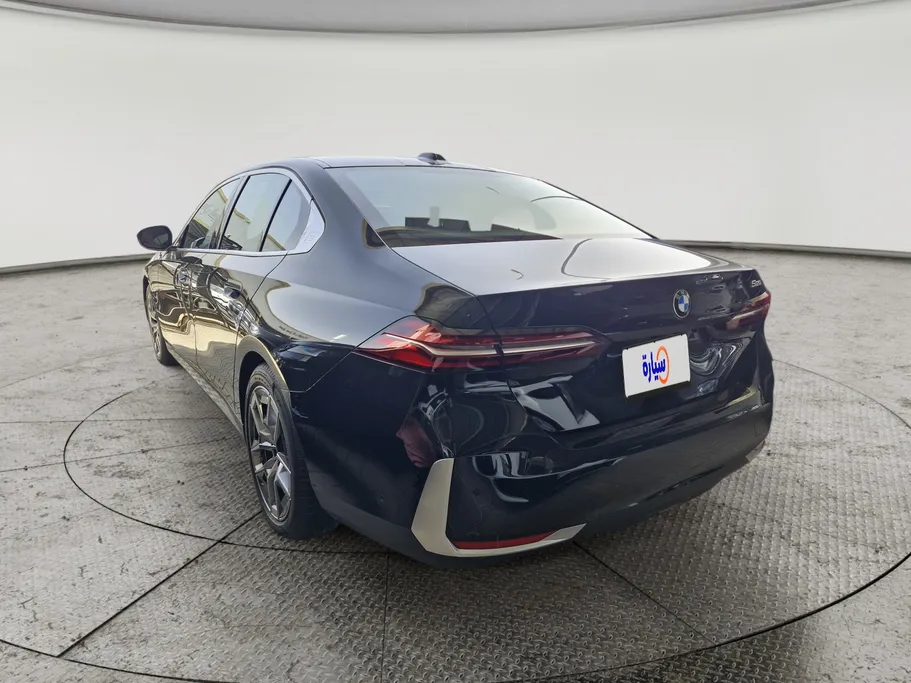 بي ام دبليو الفئة الخامسة 520i 2024 