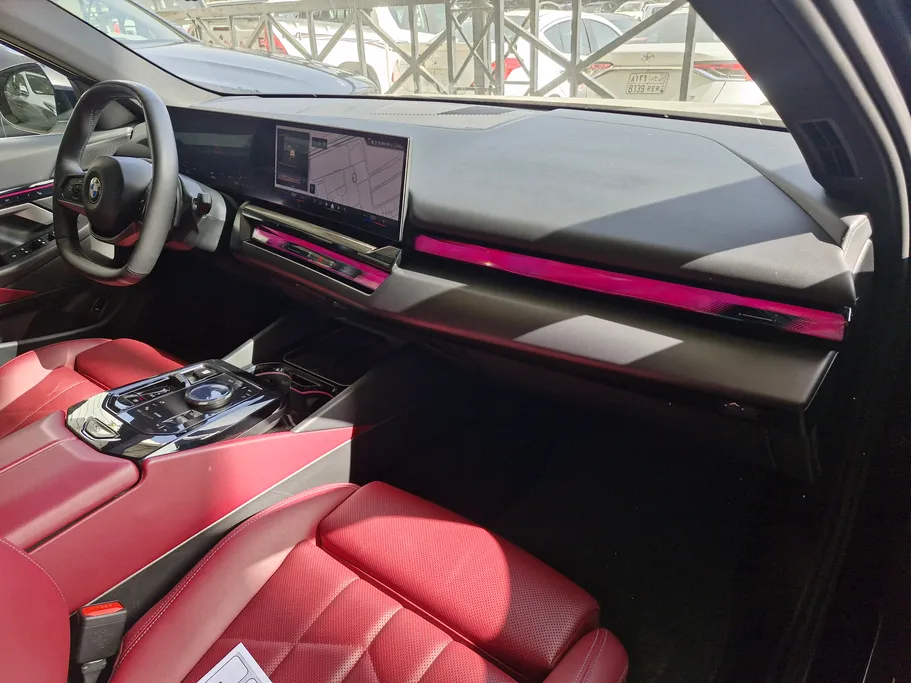 بي ام دبليو الفئة الخامسة 520i 2024 