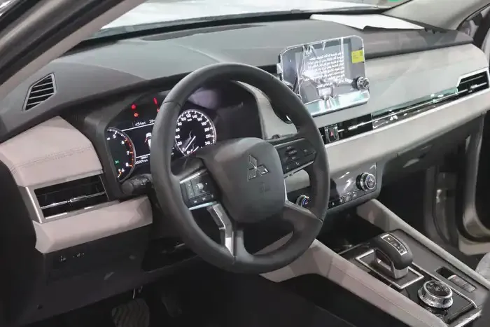 ميتسوبيشي اوتلاندر الشكل الجديد MID LINE 2025 