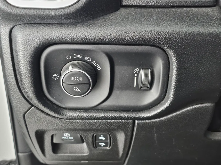 دودج رام 1500 Classic 2022 