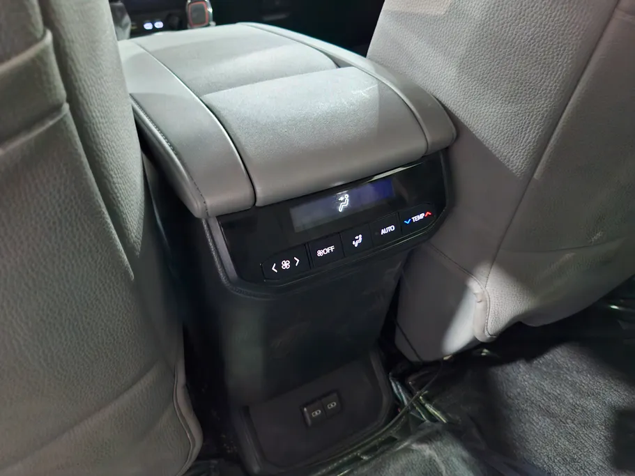 تويوتا هايلاندر LE 2024 